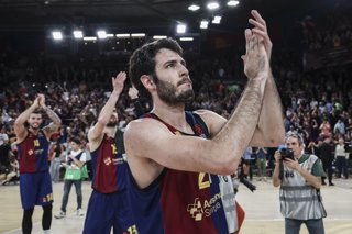 Archivo - Alex Abrines of FC Barcelona celebrates the victory during the Turkish Airlines Euroleague, Play Offs match 4 between FC Barcelona and AS Monaco at Palau Blaugrana on May 02, 2025 in Barcelona, Spain.