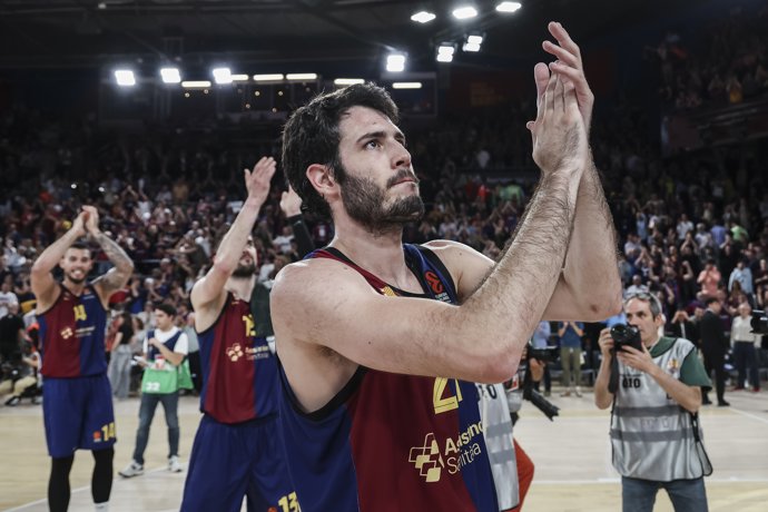 Archivo - Alex Abrines of FC Barcelona celebrates the victory during the Turkish Airlines Euroleague, Play Offs match 4 between FC Barcelona and AS Monaco at Palau Blaugrana on May 02, 2025 in Barcelona, Spain.