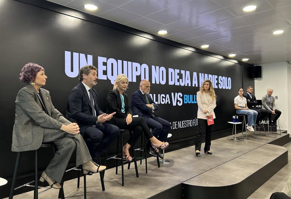 Javier Tebas, presidente de LaLiga (centro); y los consejeros de Cultura y Deporte (izq a der) Rebeca Esnaola (Navarra), Mariano de Paco (Madrid) y Patricia del Pozo (Andalucía); además de Carolina Marín y Mario Suárez.