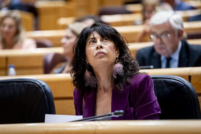 La ministra de Igualdad, Ana Redondo, durante una sesión plenaria, a 4 de noviembre de 2025, en Madrid (España). El senado debate el nuevo modelo de financiación autonómica a petición del grupo parlamentario Izquierda Confederal. Además, el Gobierno respo