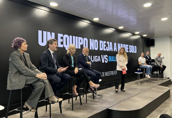 Javier Tebas, presidente de LaLiga (centro); y los consejeros de Cultura y Deporte (izq a der) Rebeca Esnaola (Navarra), Mariano de Paco (Madrid) y  Patricia del Pozo (Andalucía); además de Carolina Marín y Mario Suárez.