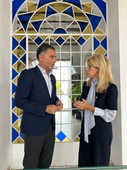 La subdelegada del Gobierno en Huelva, María José Rico, y el alcalde de Moguer, Gustavo Cuéllar.