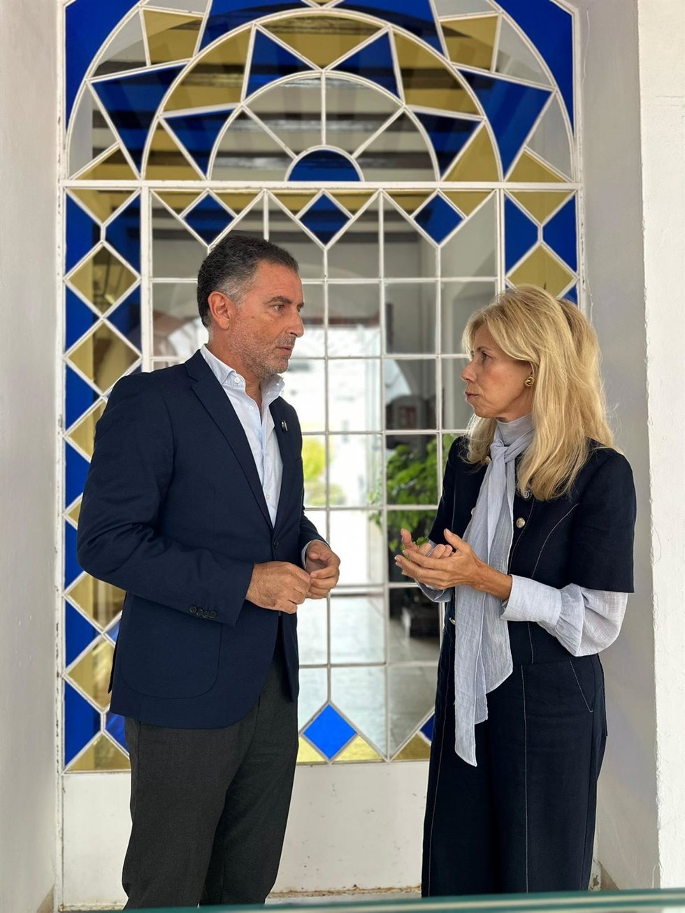 La subdelegada del Gobierno en Huelva, María José Rico, y el alcalde de Moguer, Gustavo Cuéllar.