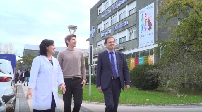 El alcalde de San Sebastián, Jon Insausti, y el consejero de Salud, Alberto Martínez, en el Hospital Donostia