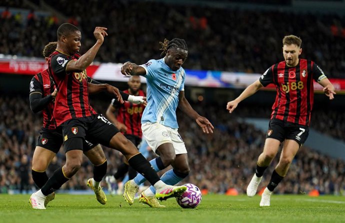 02 November 2025, United Kingdom, Manchester: Manchester City's Jeremy Doku (C) battles for the ball with Bournemouth's Bafode Diakite (L) and David Brooks.