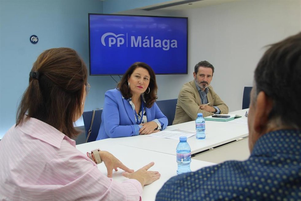 La coordinadora de Política Rural del PP, Carmen Crespo, junto al secretario general del PP de Málaga, José Ramón Carmona, tras reunirse con representantes del sector pesquero en la provincia.