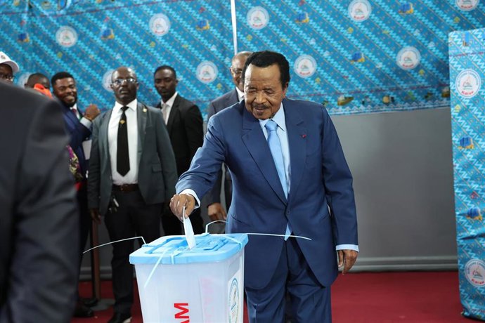 El presidente de Camerún, Paul Biya, vota en las elecciones de octubre de 2025 (archivo)