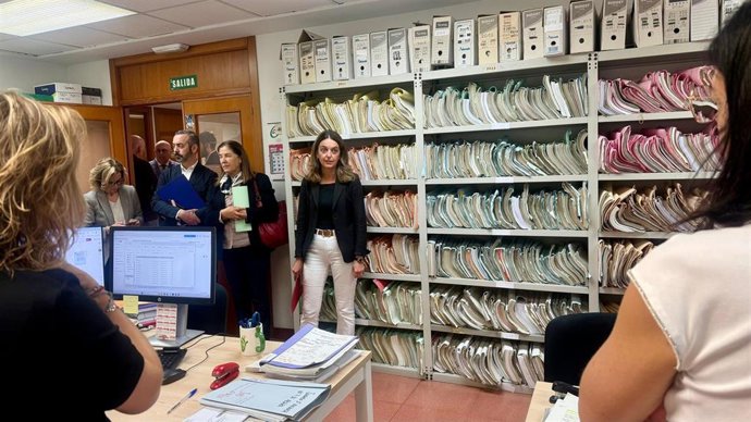 La consellera de Justicia y Administración Pública, Nuria Martínez, visita la sede judicial de Alzira (Valencia)
