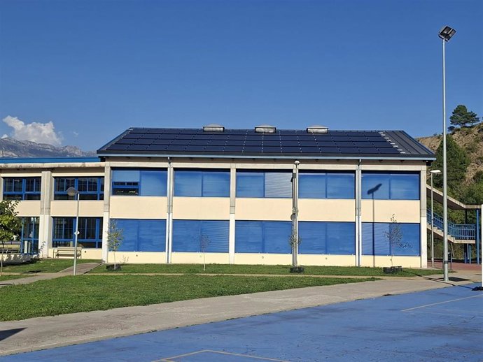 Placas solares instaladas en el instituto en Aínsa.