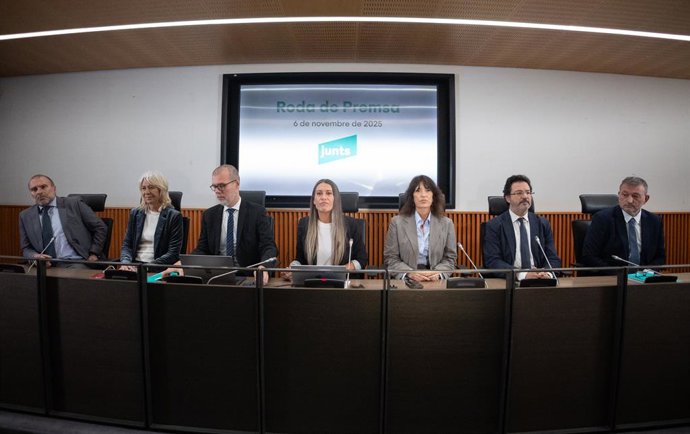 A porta-voz do Junts no Congresso, Miriam Nogueras (c), durante uma coletiva de imprensa para avaliar a legislatura, no Congresso dos Deputados, em 6 de novembro de 2025, em Madri (Espanha). Nogueras formalizou nesta quinta-feira o rompimento com o govern
