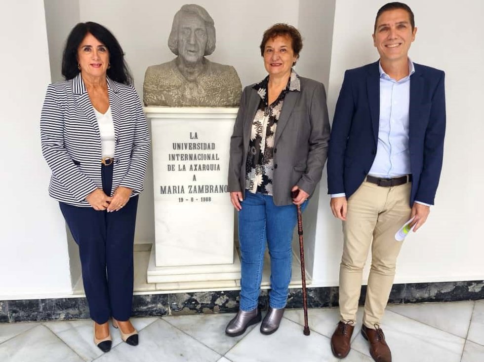 La concejala de Cultura de Vélez-Málaga, Alicia Ramírez; el gerente de la Fundación María Zambrano, Luis Ortega; y la patrona de la Fundación, Rosa Mascarell.