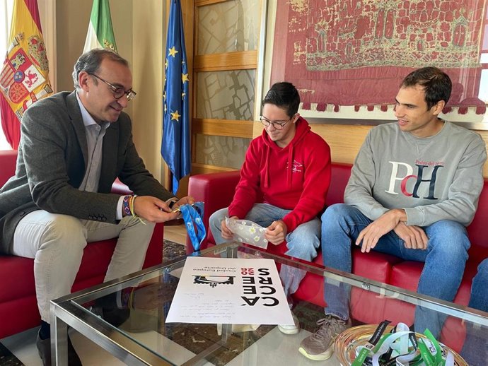 El alcalde de Cáceres, Rafael Mateos, recibe al nadador cacereño Guillermo Gracia en su despacho