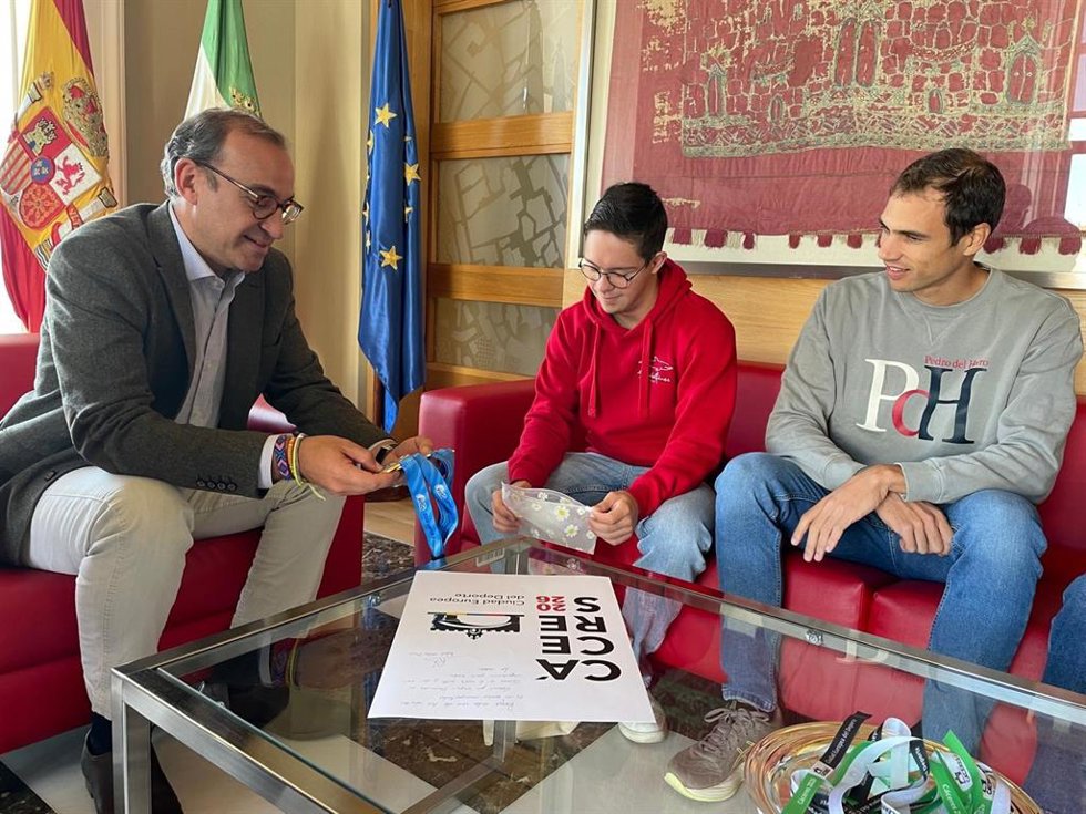 El alcalde de Cáceres, Rafael Mateos, recibe al nadador cacereño Guillermo Gracia en su despacho