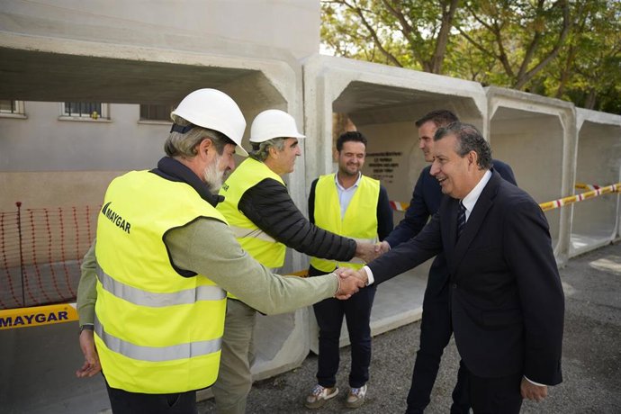 El presidente de la Diputación de Sevilla, Javier Fernández (1d), visita el tanque de tormentas que se construye en Estepa (Sevilla) con aportación de fondos de la Diputación.