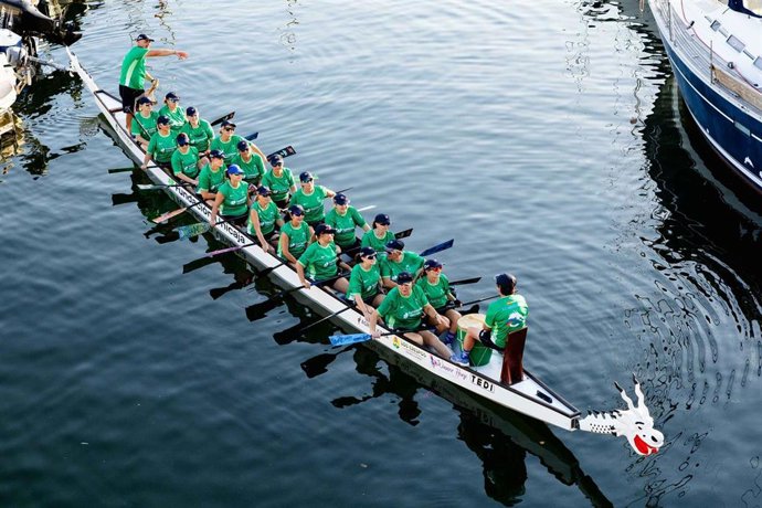 Un grupo de palistas del Real Club Náutico de Adra (Almería) entrena a bordo de uno de los barcos dragón del Club Dragón Adra.
