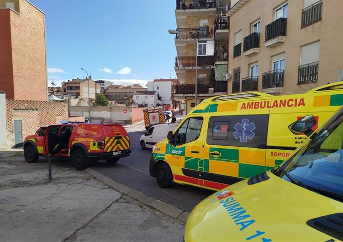 Ambulancias del SUMMA 112 y Bomberos de la Comunidad de Madrid atienden un incendio en el rellano de la escalera de un edificio en Fuenlabrada tras arder un carrito de bebé.