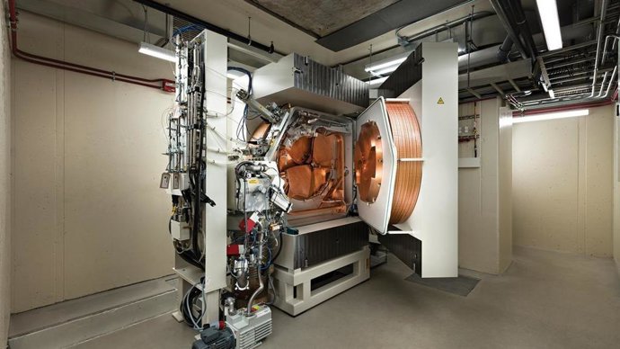 Instalación del ciclotrón en el HUC