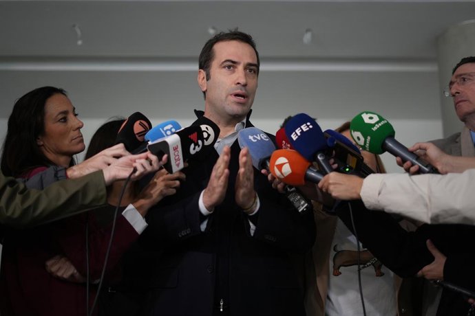 El ministre Carlos Cuerpo atén els periodistes
