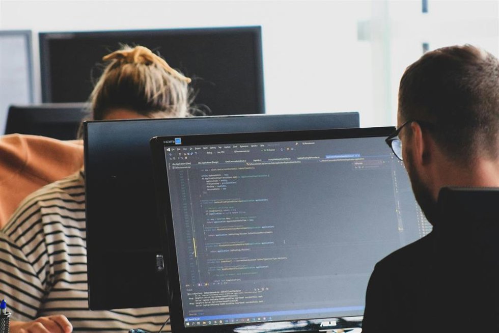 Recurso de dos empleados programadores de una empresa