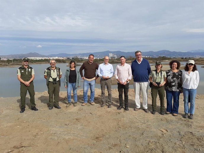 El director general de Espacios Naturales Protegidos, José Enrique Borrallo, acompañado por el delegado territorial de Sostenibilidad en Málaga, José Antonio Víquez, ha visitado esta semana el enclave para supervisar los trabajos.