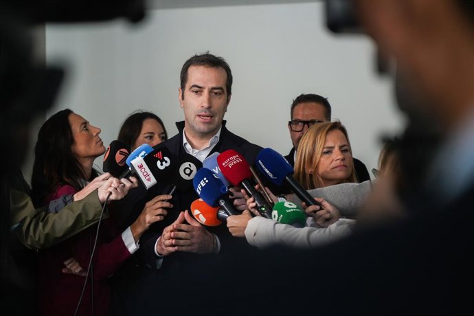 El ministro de Economía, Comercio y Empresa, Carlos Cuerpo, atiende a los medios en el Ayuntamiento de Sedaví, a 6 de noviembre de 2025, en Sedaví, Valencia, Comunidad Valenciana (España). Cuerpo se reúne con los alcaldes de los ayuntamientos de Sedaví y 