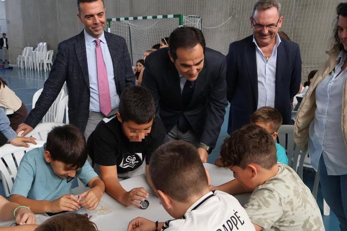 El consejero de Justicia, Administración Local y Función Pública, José Antonio Nieto visita los programas de capacitación digital en El Cuervo (Sevilla).