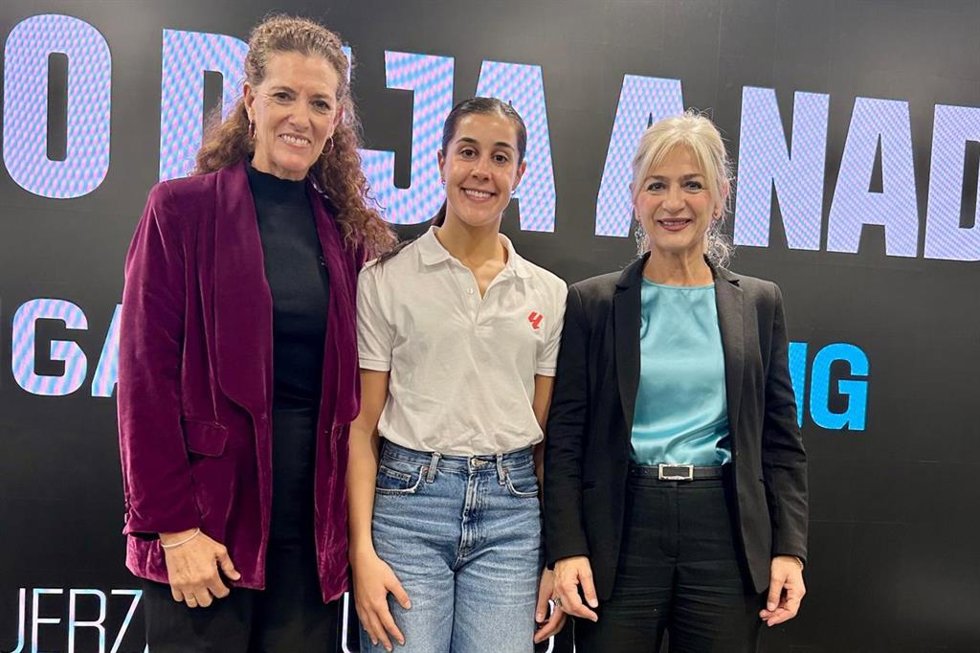 La consejera de Cultura y Deporte, Patricia del Pozo, junto a la jugadora de bádminton Carolina Marín, durante el acto. 