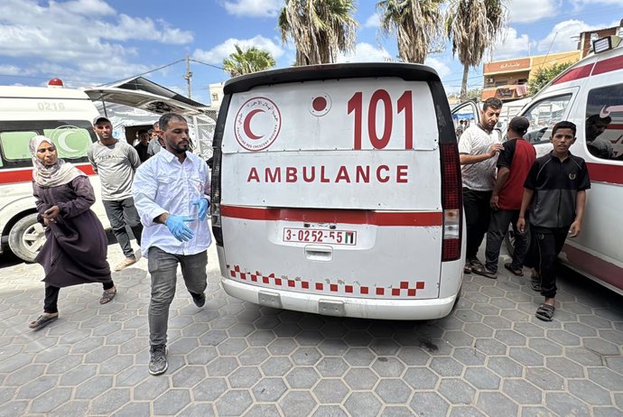 Archivo - Arquivo - Uma ambulância em frente ao Hospital Al Aqsa Martyrs em Deir al-Bala'a, no centro da Faixa de Gaza (arquivo)