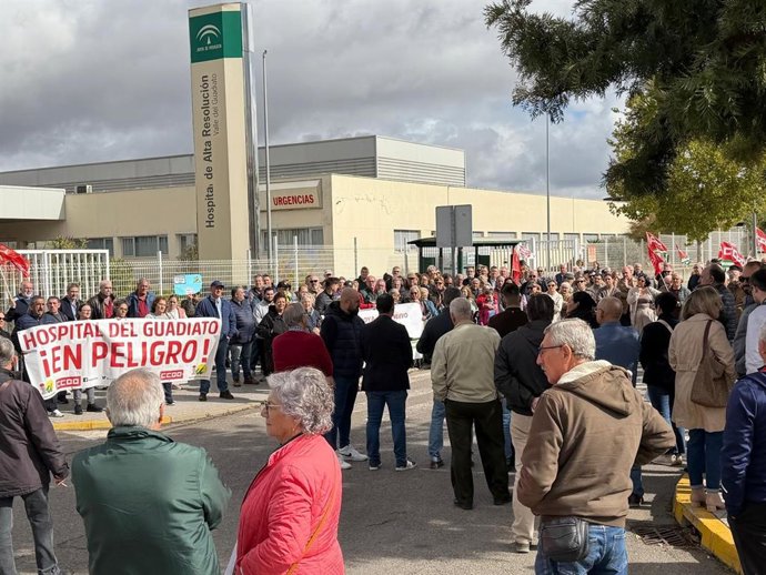 Un momento de la concentración ante el Hospital Valle del Guadiato, en Peñarroya.