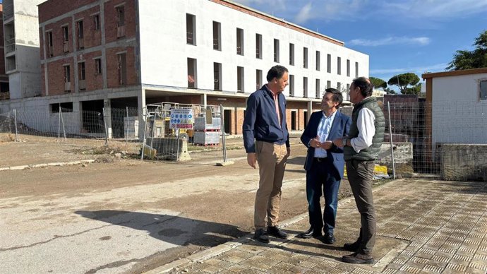 El diputado del PSOE José Losada y el alcalde de Lebrija (Sevilla), José Barroso, visitan unas viviendas en el municipio.