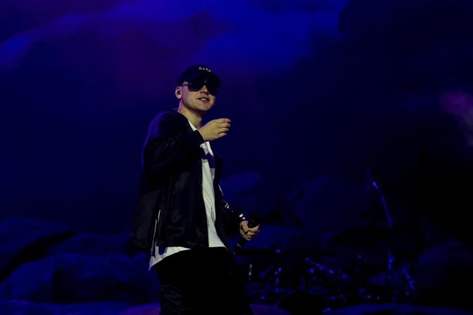 Archivo - El productor Bizarrap (d) durante una actuación del cantante argentino Duki, en el Estadio Santiago Bernabéu, a 8 de junio de 2024, en Madrid (España). 