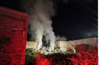 Incendio en fábrica de colchones de Tonalá deja dos trabajadores lesionados