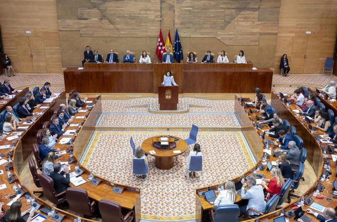 Archivo - La presidenta de la Comunidad de Madrid, Isabel Díaz Ayuso (c), interviene durante el Debate sobre el Estado de la Región, en la Asamblea de Madrid, a 11 de septiembre de 2025, en Madrid (España). La Asamblea de Madrid acoge hoy y mañana, 11 y 1