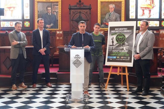 Presentación de la Cobra Race Ciutat de Palma en el Ayuntamiento