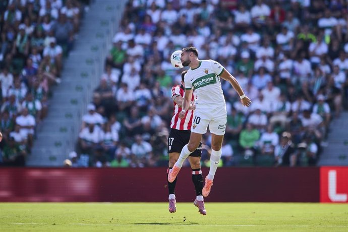 Rafa Mir cabecea un balón durante el Elche CF-Real Sociedad de LaLiga EA Sports 25-26