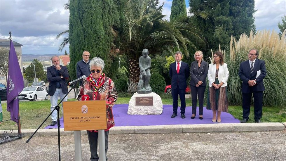 La hija de Constantino Unghetti interviene en el acto en presencia de autoridades.