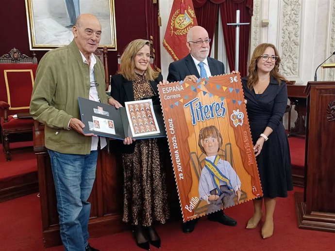Presentación de los sellos conmemorativos de la 63 Exposición Filatélica Nacional (Exfilna) y la 29 Exposición Nacional de Filatelia Juvenil (Juvenia) en el Ayuntamiento de Cádiz.
