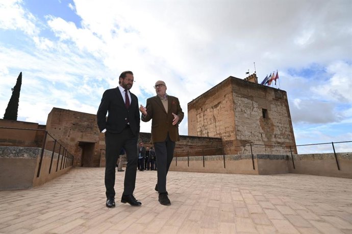 El delegado del Gobierno andaluz en Granada, Antonio Granados, junto con el director del Patronato de la Alhambra y Generalife, Rodrigo Ruiz-Jiménez