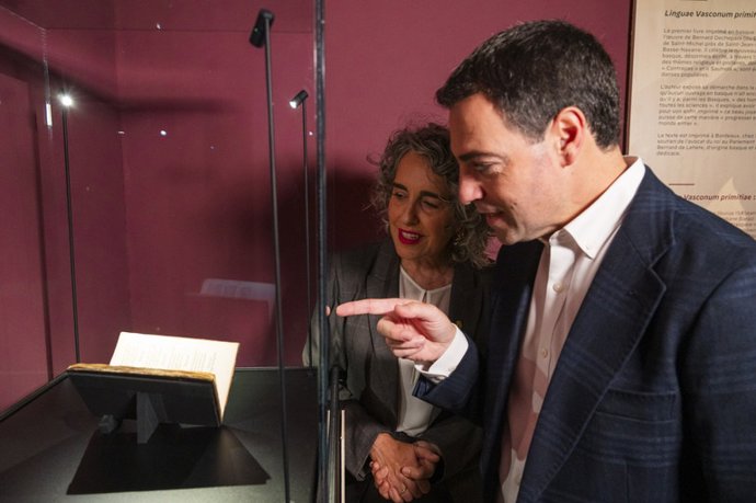 El Lehendakari visita en el Museo Vasco de Baiona la exposición del libro 'Linguae Vasconum Primitiae' de Etxepare