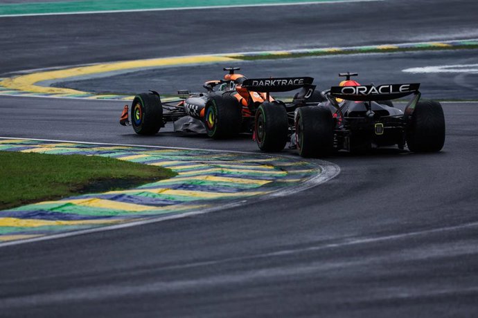 Archivo - El australiano Oscar Piastri (McLaren), por delante del neerlandés Max Verstappen (Red Bull), en el GP de Sao Paulo 2024.