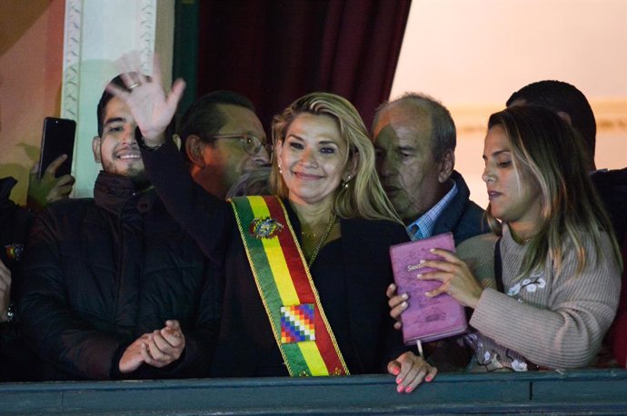 Archivo - CIDADE DO MÉXICO, 20 de janeiro de 2020 -- Jeanine Anez (C) usa a faixa presidencial depois de se proclamar presidente interina em La Paz, Bolívia, em 12 de novembro de 2019.   PARA ACOMPANHAR AS MANCHETES DA XINHUA DE 20 DE JAN. 20, 2020.