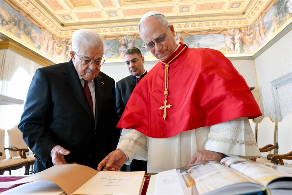 El Papa León XIV con el presidente palestino Mahmoud Abbas.