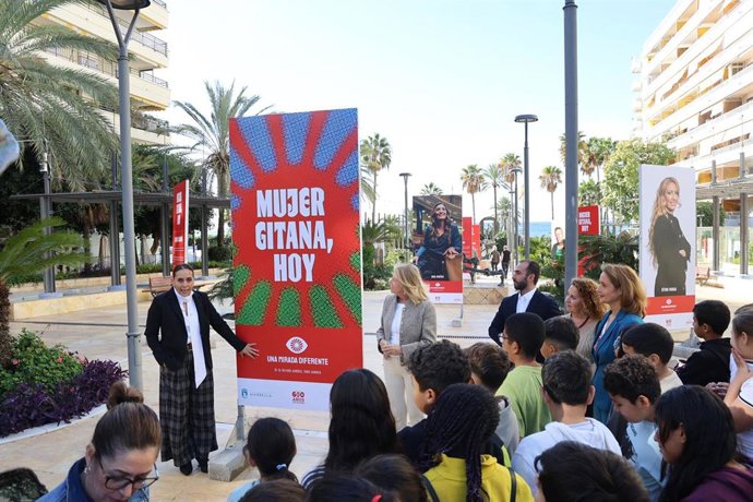 La alcaldesa, Ángeles Muñoz, ha inaugurado la exposición, junto a la presidenta y fundadora de la asociación Dosta, Vanesa Jiménez, en un acto que también ha contado con la visita de escolares de Primaria del municipio.