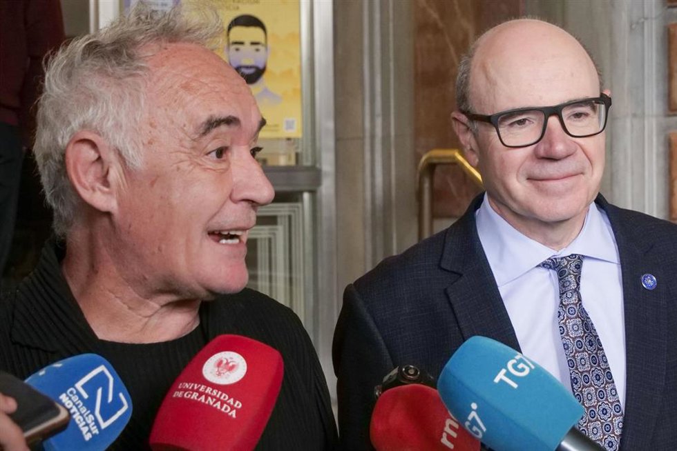 El chef Ferran Adri ha atendido a los medios con, entre otros, el rector de la Universidad de Granada, Pedro Mercado