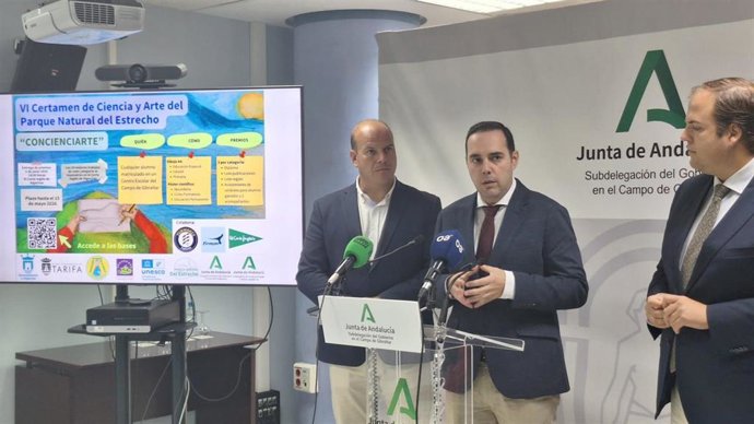 El viceconsejero de Sostenibilidad, Sergio Arjona, y el delegado territorial de Sostenibilidad y Medio Ambiente en Cádiz, Óscar Curtido, presentando una nueva edición del concurso Concienciarte.