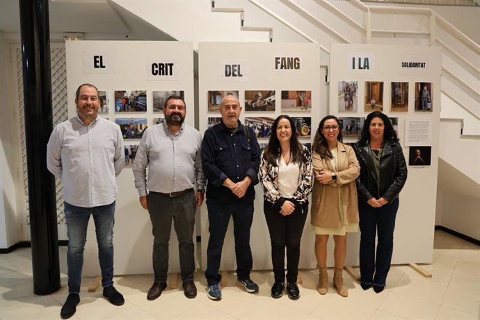 Una exposición fotográfica muestra el barro y la solidaridad en las calles de Catarroja después de la dana