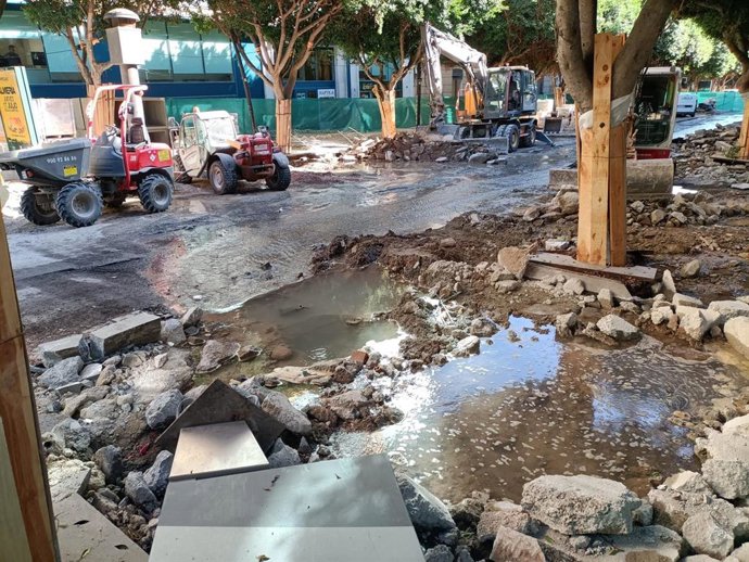 Rotura de agua en las obras del Paseo de Almería.
