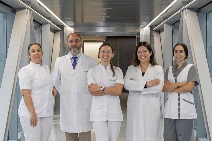 Ruth Escudero, audioprotesista; Nicolás Pérez, codirector del Departamento de Otorrinolaringología de la Clínica Universidad de Navarra; Laura Flix, doctora en Fisioterapia; Melissa Blanco, especialista en Otorrinolaringología, y Laura Guillén, enfermera.