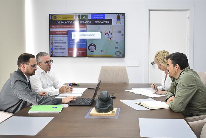 Reunión de trabajo Pfoea 2025 en el Ayuntamiento de Los Palacios y Villafranca, en Sevilla.