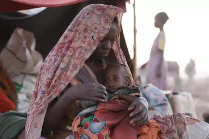 Archivo - Una mujer con un niño en un campamento de desplazados en la ciudad de El Fasher, capital del estado de Darfur Norte, en el oeste de Sudán (archivo)